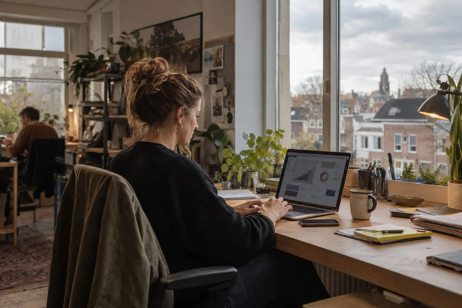 Werkplek met een laptopscherm dat een abstract dashboard toont