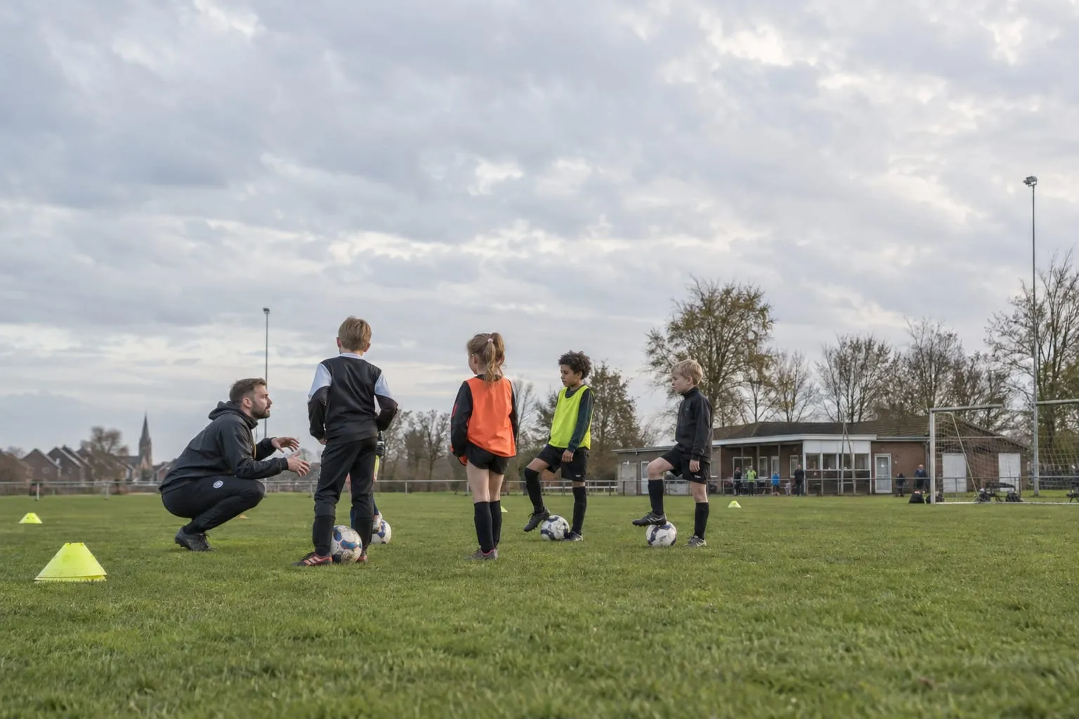 Vrijwilligers bij een sportvereniging dat BLURR ondersteunt
